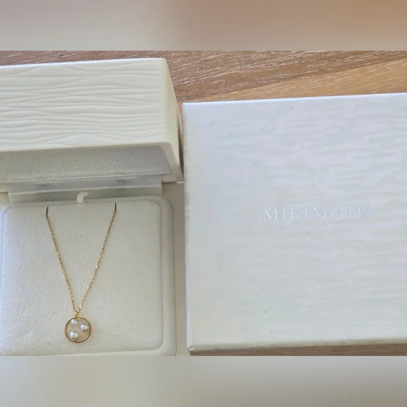 Beatiful Mikimoto 18k Gold 3 Pearl Necklace - Picture 2 of 7